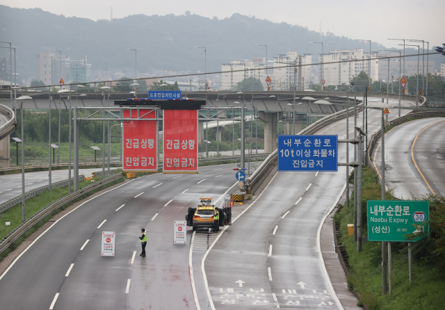 수도권 강우로 한강과 중랑천 수위가 상승하면서 3일 오전 서울 동부간선도로 성동교 부근 내부순환로와의 교차 지점에서 차량 출입이 전면 통제되고 있다. 연합뉴스