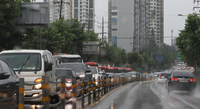 수도권 강우로 한강과 중랑천 수위가 상승으로 동부간선도로가 전면통제된 3일 서울 중랑구 동부간선도로 장안교 부근 동일로 영동대교 방향 도로가 정체를 빚고 있다. 연합뉴스
