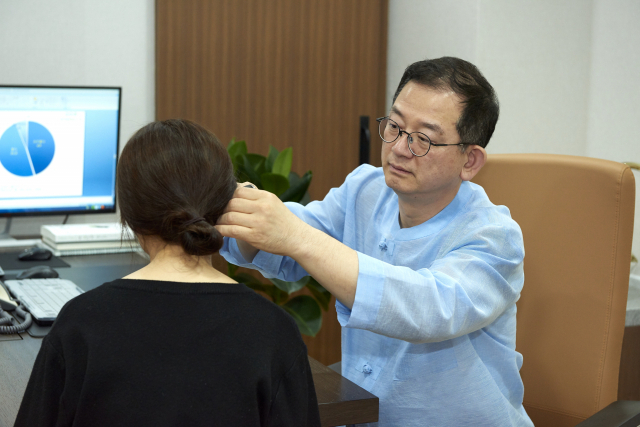 한의에서는 암 치료의 최종 목표를 환자의 삶의 질 향상에 둔다. 강재훈 원장이 30대 암 환자의 면역력을 끌어올리고 항암치료 부작용을 최소화하기 위해 진료를 하고 있다. 맑은누리한의원 제공