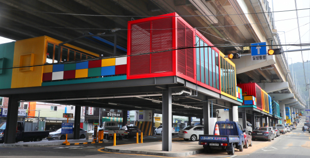 7일 문을 여는 부산 수영구 수영고가도로 하부에 설치된 ‘비콘그라운드’. 강선배 기자 ksun@