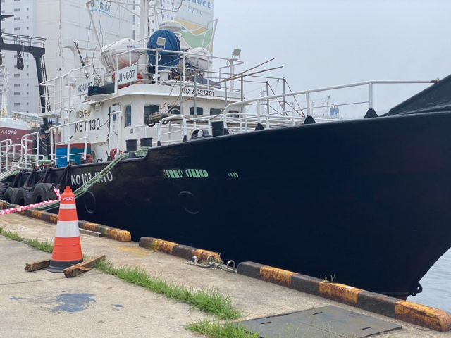 4일 오후 부산 감천항에 정박해 있는 영진607호 모습. 이 배의 선장인 부산 동래구 거주자 50대 남성이 이날 확진 판정(170번)을 받았다. [부산항운노조 제공. 재판매 및 DB금지] 연합뉴스