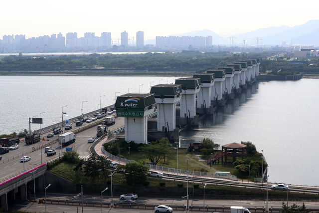 낙동강 하굿둑. 부산일보DB