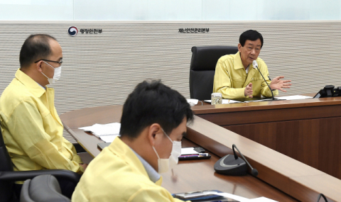 진영 행정안전부 장관이 지난 6일 오전 정부세종2청사 중앙재난안전대책본부 상황실에서 집중호우 대처 및 피해복구 상황 점검 회의를 진행하고 있다. 연합뉴스