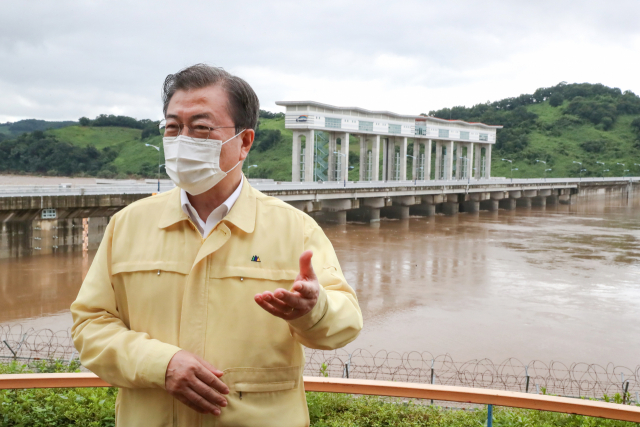 문재인 대통령이 7일 경기 안성, 강원 철원 등 7개 시·군을 특별재난지역으로 선포했다. 사진은 지난 6일 오후 경기도 연천군 군남 홍수조절댐을 방문한 문 대통령. 연합뉴스