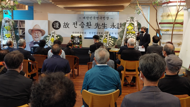 고 전승환 공연예술 전위 대표의 영결식이 8일 오전 부산예술회관 1층 로비에서 열리고 있다. 오금아 기자