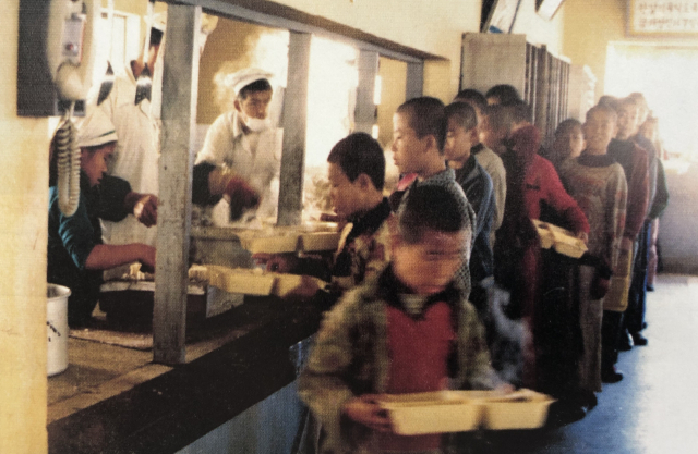 형제복지원 식당에서 배식을 받는 원생들. 형제복지원 운영자료집