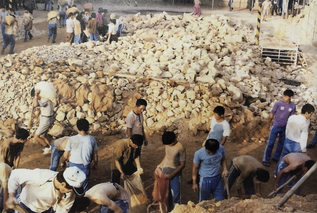 돌 깨기 작업을 하고 있는 원생들. 형제복지원 운영자료집