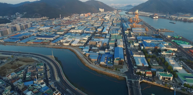 우리나라 최초의 외국인 전용공단인 마산자유무역지역 전경. 창원시 제공