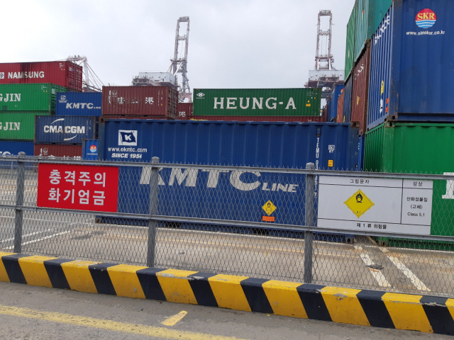 지난주 부산해양수산청이 부산항 7개 터미널에서 컨테이너에 적재된 질산암모늄 보관 실태를 긴급 점검했다. 부산지방해양수산청 제공