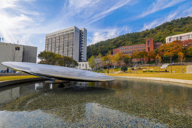 동아대학교 승학캠퍼스 뉴턴의 사과나무 공원 전경. 동아대학교 제공.