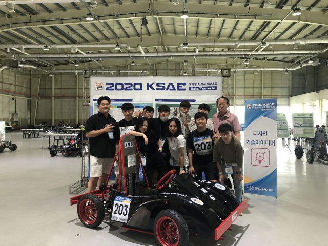 대학생 자작자동차대회 참여 학생들과 금인철 경성대 교수. 경성대학교 제공.