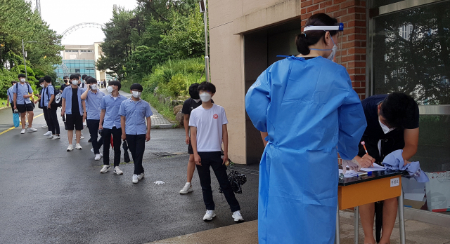 12일 부산 해운대구 부산기계공업고등학교에서 학생들이 코로나19 검사를 받기 위해 대기하고 있다. 해운대구보건소 제공