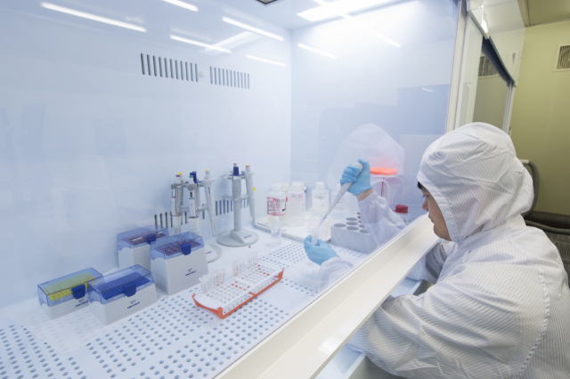 ‘방사화학 여름학교’에서 방사화학을 이용한 사찰시료 분석 체험을 하고 있다. 한국원자력연구원 제공