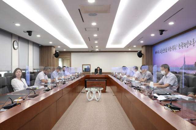 한국해양교통안전공단(KOMSA) 이연승 이사장이 지난 11일 오후 세종 본사 대회의실에서 해양사고 예방활동 강화방안 공유를 위한 비대면 원격화상회의를 진행하고 있다. KOMSA 제공