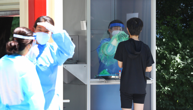 부산 지역 코로나19 추가 확진자가 8명 발생한 16일 부산 연제구보건소 선별진료소에서 시민들이 검사를 받고 있다. 정종회 기자 jjh@