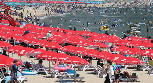 부·울·경 지역은 당분간 대체로 맑겠고 폭염과 열대야가 지속될 것으로 예상된다. 지난 연휴 부산 해운대해수욕장 모습. 부산일보DB