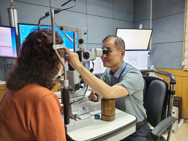 엄부섭 원장이 비문증 환자를 검진하고 있다. 이안과의원 제공