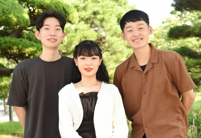 해양수산부 주관 ‘제7회 해양수산 정보서비스·비즈니스 아이디어 공모전’에서 대상을 받은 부경대 학생들(왼쪽부터 김민규·이가현·박제현 학생). 부경대 제공