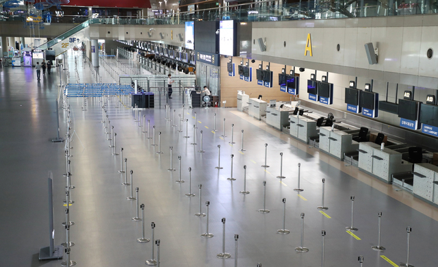 김해공항 국제선 출국장 대합실이 텅 비어 있다. 부산일보DB