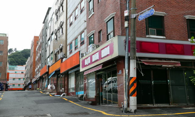 완월동 성매매 업소 폐쇄가 건물주와 불법 성매매 업주들의 배만 불리지 않으려면 문제 해결을 위한 부산시의 적극적인 의지가 필요하다. 부산일보DB