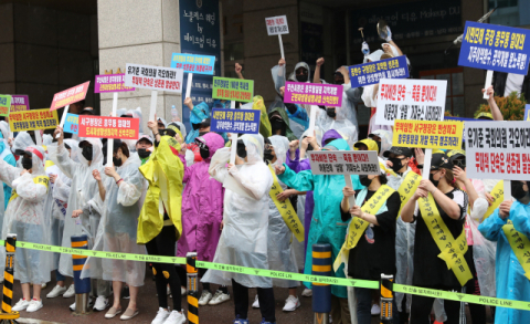 완월동의 밤거리와 생존권 요구 집회 모습. 부산일보DB