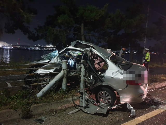 차량 단독사고의 치사율이 전체 교통사고 치사율보다 훨씬 높은 것으로 나타났다. 차량 단독사고란 자동차가 다른 차와 부딪히거나 보행자와 부딪히는 사고가 아니라 도로시설물을 들이받거나 추락하는 등의 사고를 말한다. 사진은 지난해 울산서 중학생이 몰던 승용차가 도로변 가드레일을 들이받은 사고. 울산경찰청 제공