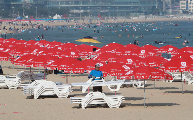 사회적 거리 두기를 2단계로 격상함에 따라 조기 폐장을 하루 앞둔 20일 오후 부산 해운대해수욕장에서 피서객들이 마지막 물놀이를 하며 더위를 식히고 있다. 김경현 기자 view@