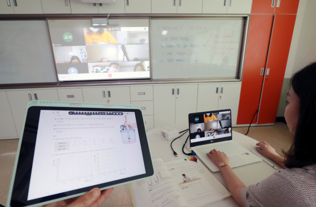 부산에서 사회적 거리 두기 2단계 조치 시행에 들어간 가운데 20일 오전 부산 해운대구 부산국제외국어고등학교에서 교사가 온라인 수업을 진행하고 있다. 김경현 기자 view@