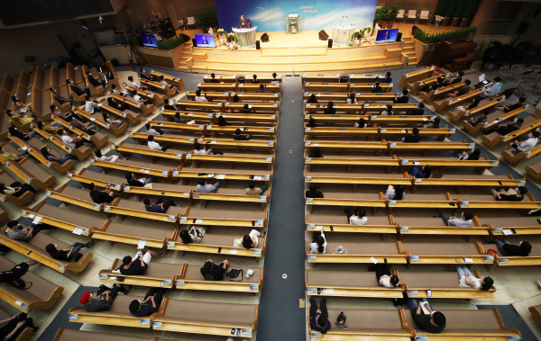 서울과 경기지역에 대한 사회적 거리두기가 1단계에서 2단계로 격상된 첫날인 16일 오후 경기도 용인시 새에덴교회에서 신도들이 거리두기를 지키며 앉아 있다. 연합뉴스