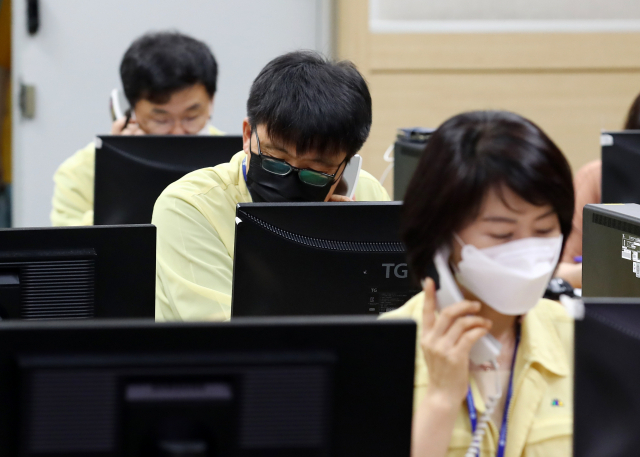 22일 오전 대전시 서구 둔산동 대전시청에서 공무원들이 지난 15일 정부·여당 규탄 집회 당시 서울 광화문 인근에 머문 것으로 확인된 시민들에게 전화로 신종 코로나바이러스 감염증(코로나19) 검사를 안내하고 있다. 연합뉴스