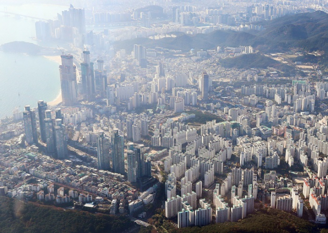 부산 등 지방광역시의 민간택지에서 공급되는 아파트의 분양권 전매를 입주시까지 금지하는 내용의 ‘주택법 시행령 개정안’이 15일 국무회의를 통과했다. 사진은 부산 해운대구 신시가지 모습. 부산일보 DB