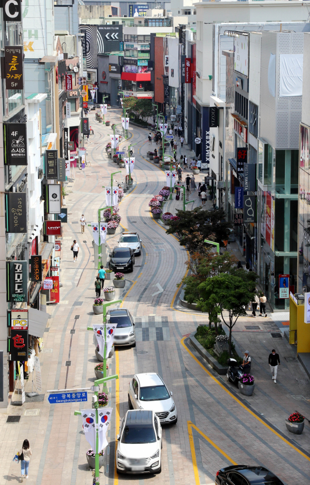 23일 0시 기준 코로나19 신규 확진자가 전국적으로 397명 느는 등 사흘 연속 300명대를 기록했다. 사회적 거리 두기 2단계 시행 후 첫 휴일인 23일 오후 부산 중구 광복로 거리가 한산한 모습을 보이고 있다. 정종회 기자 jjh@