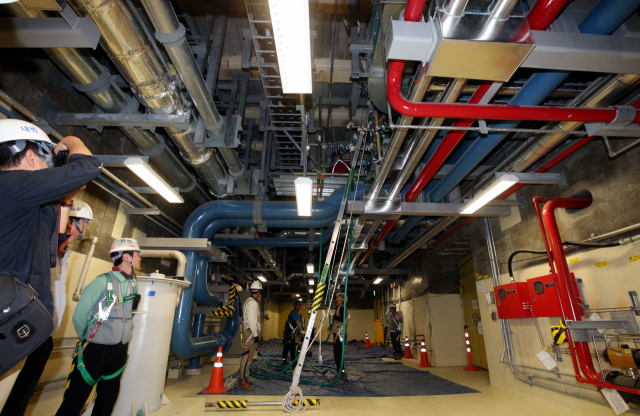 2014년 9월 신고리 4호기 건물 안에서 케이블 교체 작업이 한창이다. 시험성적서가 위조된 것으로 확인된 신고리 3·4호기 공급 케이블 556㎞ 가운데 122㎞가 교체됐다. 부산일보DB
