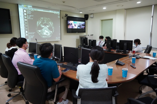 러시아 야쿠츠크 북동연방대학교병원과 원격진료하는 모습(동남권원자력의학원의료진, 좋은강안병원 관계자). 동남권원자력의학원 제공
