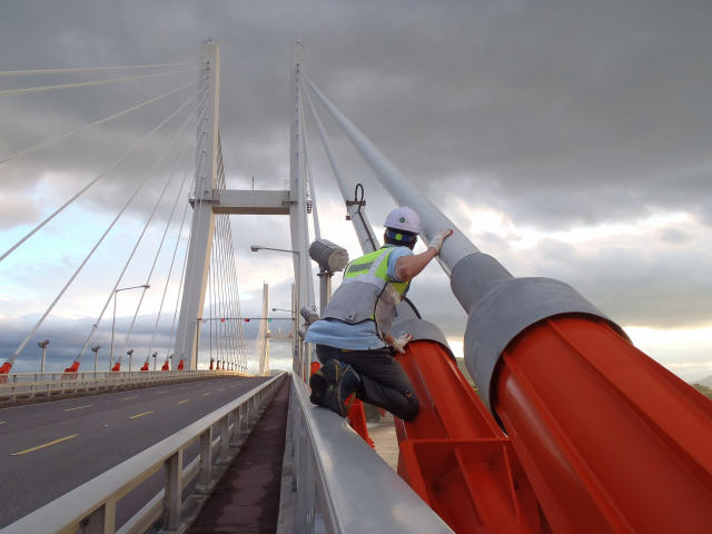 8호 태풍 ‘바비’ 북상에 대비해 한국시설안전공단이 대형 교량 케이블을 점검하는 모습. 한국시설안전공단 제공