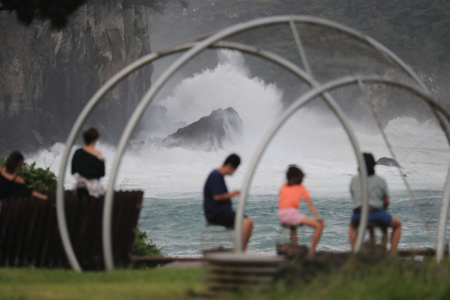 제8호 태풍 '바비'가 제주도를 향해 북상하는 가운데 25일 오후 제주 서귀포시 토평동 앞바다에 거대한 파도가 몰아치고 있다. 연합뉴스