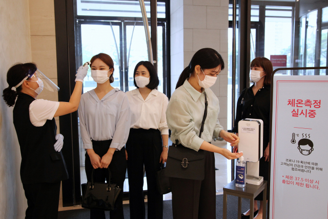 신세계 센텀시티 직원들이 백화점 출입구에서 발열검사를 받고 있다. 신세계 센텀시티 제공