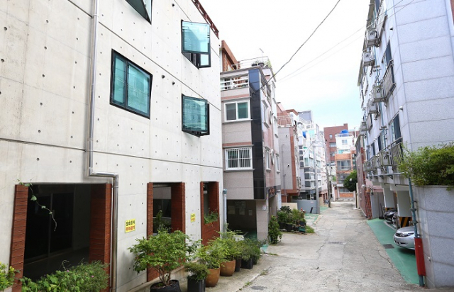 전세보증금을 나중에 확실히 돌려받을 수 있게 하는 ‘전세보증금 반환보증’ 상품에 다가구나 다중주택 세입자도 자유롭게 가입할 수 있게 된다. 사진은 부산의 다가구주택들. 부산일보 DB