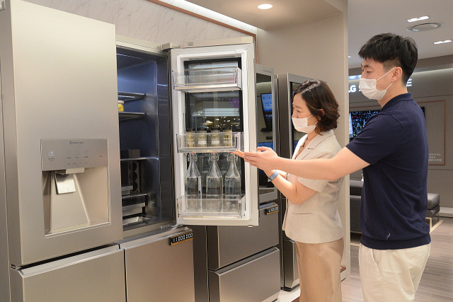 지난 5월 신세계 센텀시티 명품 매장 앞에서 입장을 기다리는 고객들. 아래 사진은 롯데백화점 부산본점 전자제품 매장에서 고객이 냉장고를 살펴보는 모습. 부산일보DB·롯데쇼핑 제공