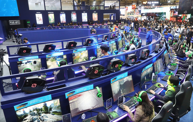 '지스타 2019'를 찾은 많은 게임 마니아들이 PC 게임을 즐기고 있는 모습. 부산일보DB