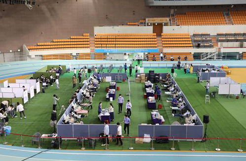 신천지 성도들이 대구육상진흥센터에서 혈장을 공여하고 있는 모습. 신천지예수교증거장막성전 제공.