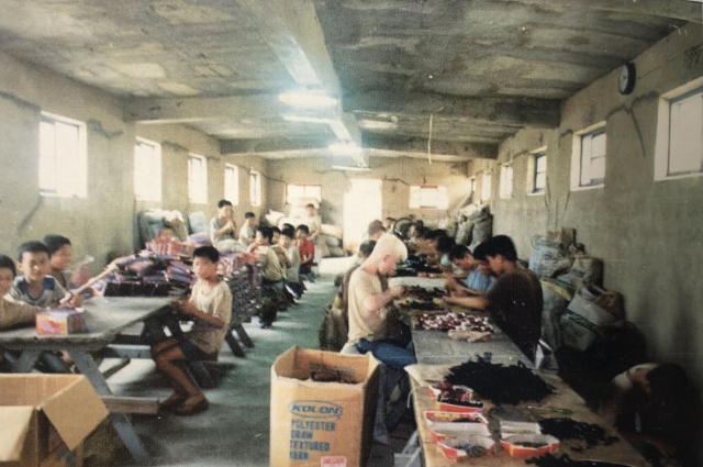 형제복지원 내 낚시공장에서 일하고 있는 김상하 씨(가운데 하얀 머리 소년).형제복지원 운영자료집