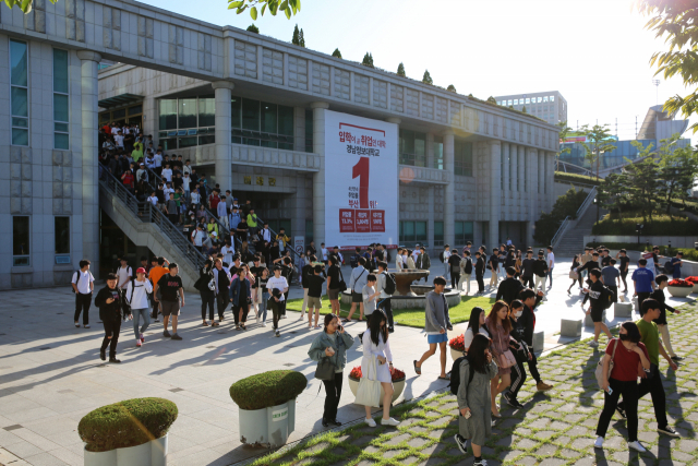 ‘입학이 곧 취업인 대학’을 모토로 하는 경남정보대가 포스트 코로나 시대를 선도하기 위해 발 빠른 체제 개편을 하고 있다. 사진은 미래관 전경. 경남정보대 제공