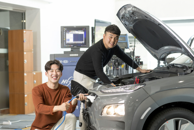 ‘입학이 곧 취업인 대학’을 모토로 하는 경남정보대가 포스트 코로나 시대를 선도하기 위해 발 빠른 체제 개편을 하고 있다. 사진은 자동차계열 실습 모습. 경남정보대 제공