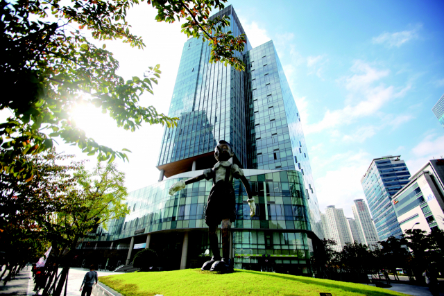 ‘입학이 곧 취업인 대학’을 모토로 하는 경남정보대가 포스트 코로나 시대를 선도하기 위해 발 빠른 체제 개편을 하고 있다. 사진은 해운대 센텀캠퍼스 전경. 경남정보대 제공