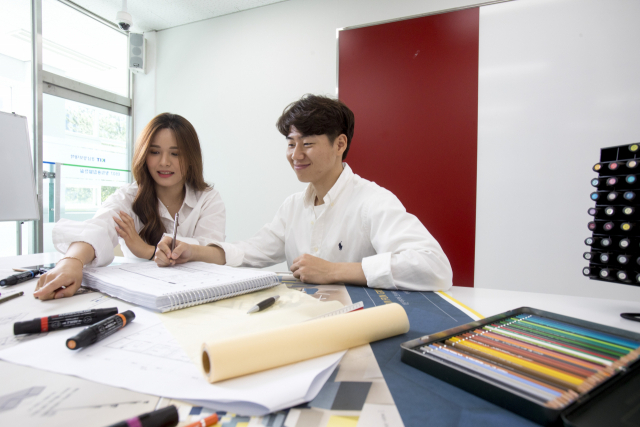 호텔외식조리계열 학생들의 수업(사진 위)과 드론존을 이용하는 학생들. 경남정보대 제공