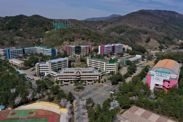 양산 유일 전문대인 동원과학기술대가 지역 이점을 살린 지역 주력산업 연계 프로그램들을 성공적으로 운영해 학생 만족도를 높이고 있다. 사진은 동원과학기술대 전경. 동원과학기술대 제공