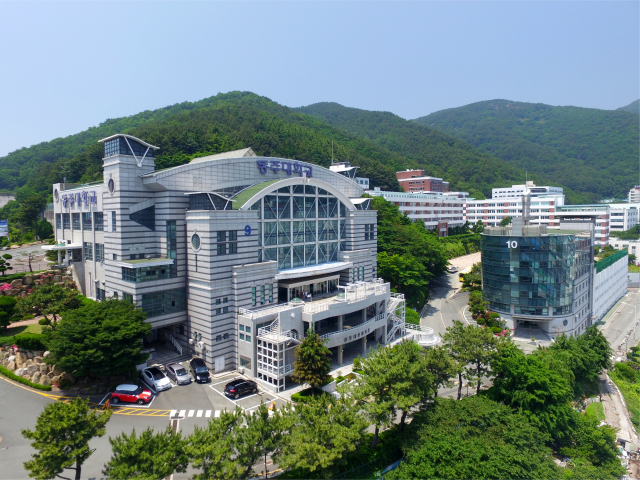 동주대는 미용계열(헤어)의 ‘화미주/펠리아 코스웍반’, 스마트자동차과의 ‘르노삼성친환경자동차 전문정비반’ 등 맞춤형 협약 프로그램을 운영해 주목받고 있다. 사진은 동주대 전경. 동주대 제공