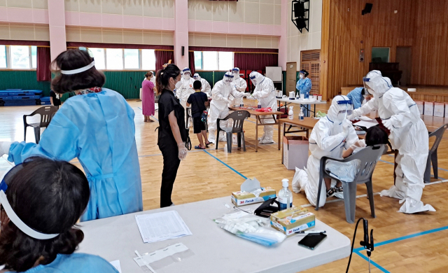 경남 거제에서 하루 만에 코로나19 확진자 8명이 추가된 지난 29일, 임시 워크스루(walk-through) 선별진료소가 설치된 장승포초등학교 체육관에 확진자 접촉자로 분류된 추가 검사 대상자들의 발길이 이어졌다. 독자 제공