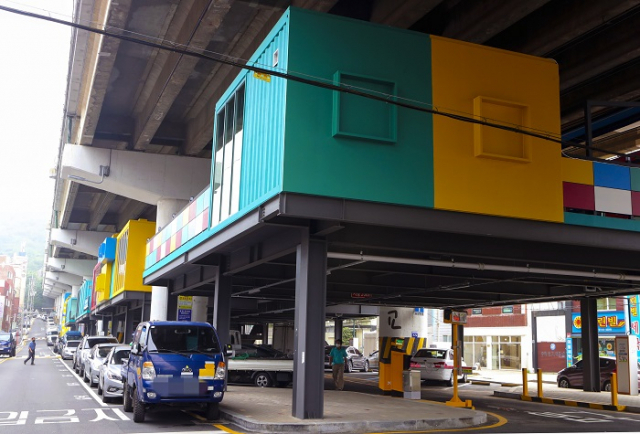 국토교통부와 LH(한국토지주택공사)는 도시재생 분야에 뜻을 가진 청년들을 대상으로 2020년도 ‘2차 도시재생뉴딜 청년인턴’을 모집한다. 사진은 부산 수영구 수영고가도로 하부에 설치된 '비콘(B-con) 그라운드'. 부산시와 부산도시재생지원센터가 수영고가도로 밑에 조성한 컨테이너 복합생활 문화공간이다. 연합뉴스